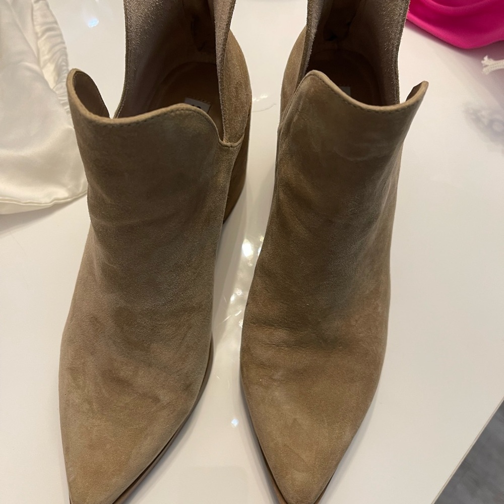 Awesome Steve Madden ankle boots.. size 10 latest style! EUC back zip entry!